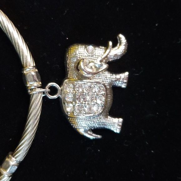 14" Silvertone Elephant with Rhinestones Necklace - Picture 2 of 5